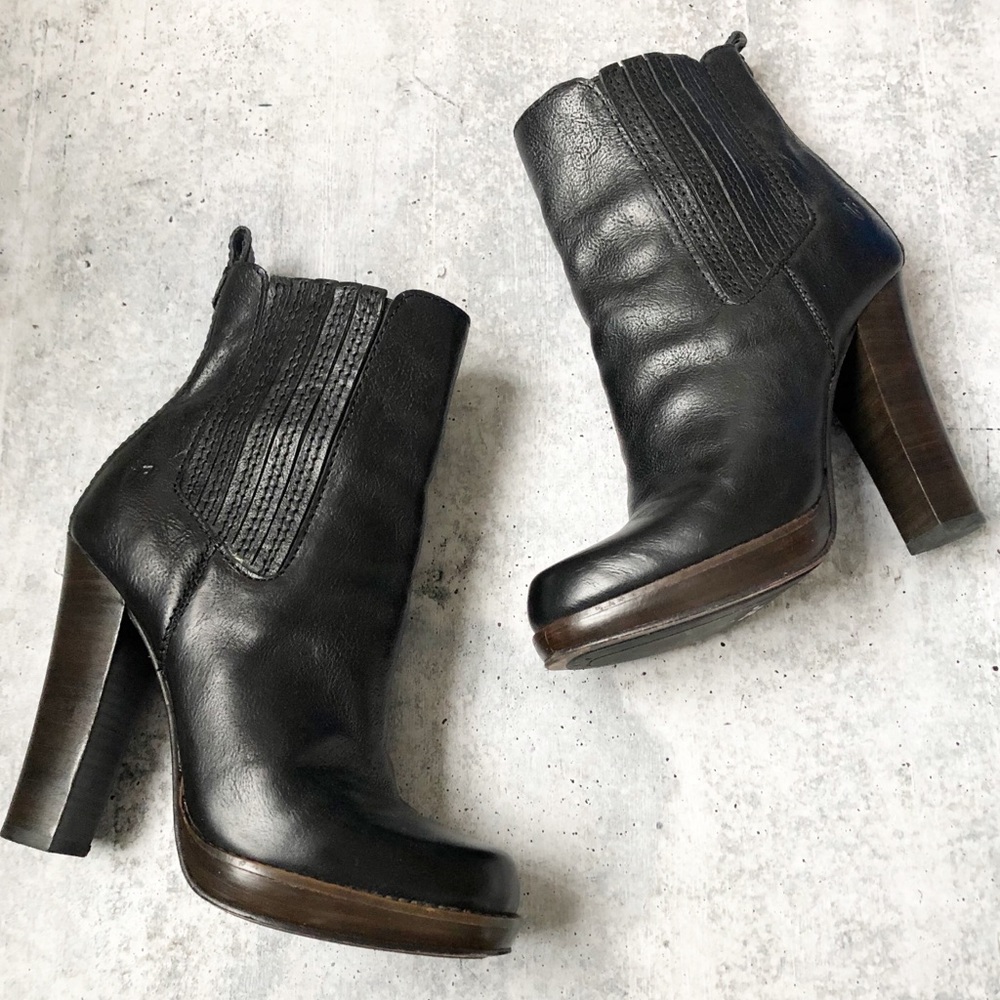Frye Donna Chelsea Black Leather Heeled Boots